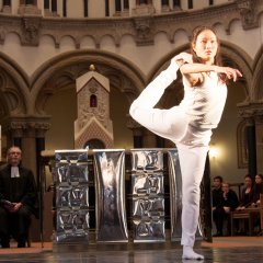 Die Tänzerin Chiho Kawabata tanz vor dem Altar der Herz-Jesu-Kirche.