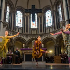 Drei Tänzerinnen vor dem Altar der Herz-Jesu-Kirche.