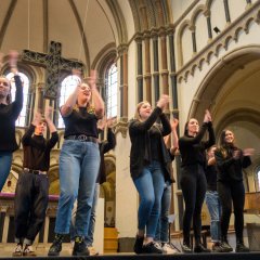 Applaudierende Künstler*innen in der Herz-Jesu-Kirche in Koblenz.