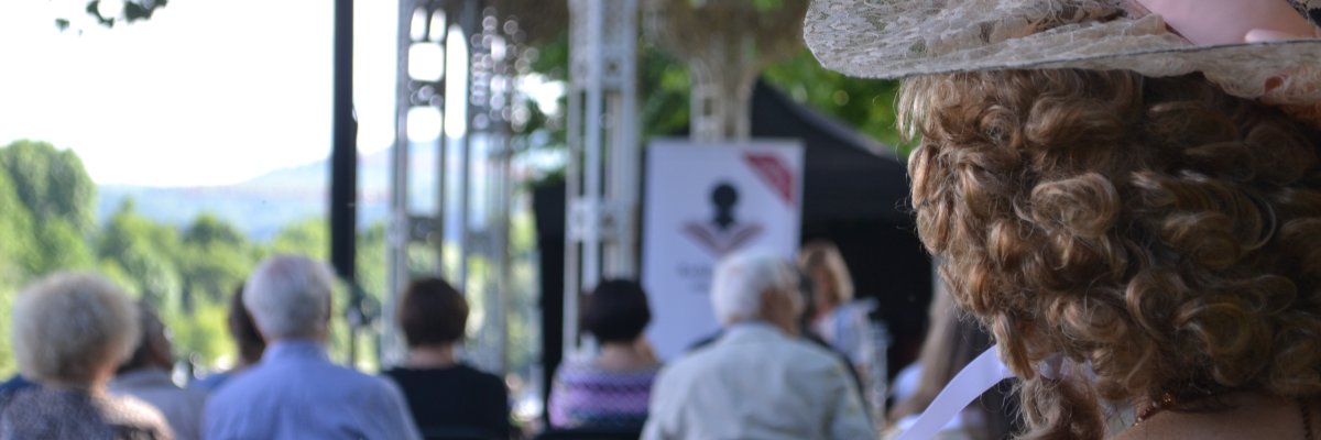 Blick auf die Bühne von Koblenz liest ein Buch aus den Zuschauerreihen.