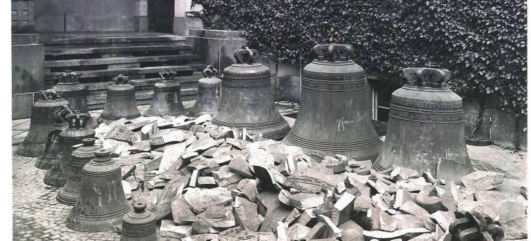 Kirchenglocken, die während des Zweiten Weltkriegs im Innenhof des Koblenzer Rathauses deponiert wurden, um sie der Rüstungsproduktion zuzuführen. Das Bild zeigt Kirchenglocken, die während des Zweiten Weltkriegs im Innenhof des Koblenzer Rathauses deponiert wurden, um sie der Rüstungsproduktion zuzuführen.