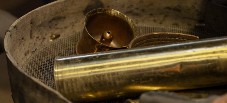 Kriegsschrott, der eingeschmolzen und in die Glocke eingegossen wird. ©Julia Pohle / artstar Verlag GmbH Kriegsschrott, der eingeschmolzen und in die Glocke eingegossen wird. ©Julia Pohle / artstar Verlag GmbH