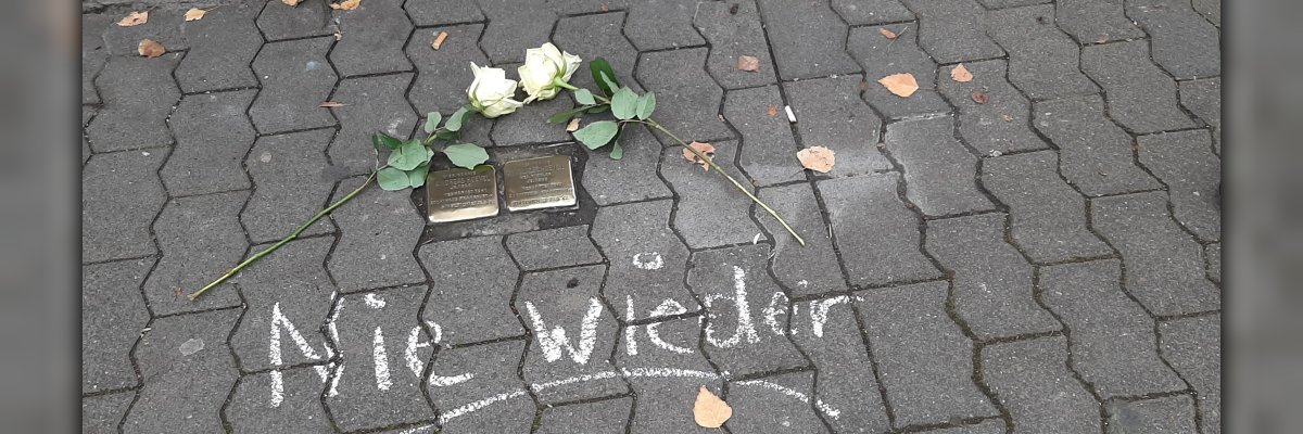 Gegen das Vergessen: Mit Rosen und einer symbolischer Reinigung der Stolpersteine gedenken Koblenzer Schulen an die Opfer des Nationalsozialismus. Gegen das Vergessen: Mit Rosen und einer symbolischer Reinigung der Stolpersteine gedenken Koblenzer Schulen an die Opfer des Nationalsozialismus.