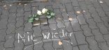 Gegen das Vergessen: Mit Rosen und einer symbolischer Reinigung der Stolpersteine gedenken Koblenzer Schulen an die Opfer des Nationalsozialismus.