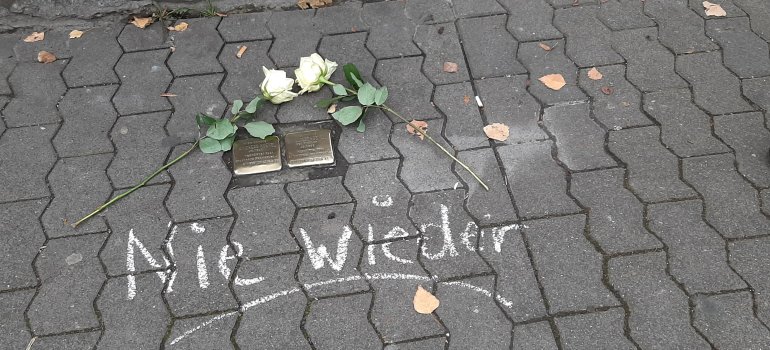 Gegen das Vergessen: Mit Rosen und einer symbolischer Reinigung der Stolpersteine gedenken Koblenzer Schulen an die Opfer des Nationalsozialismus. Gegen das Vergessen: Mit Rosen und einer symbolischer Reinigung der Stolpersteine gedenken Koblenzer Schulen an die Opfer des Nationalsozialismus.