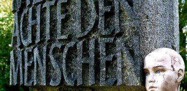 „Mensch, achte den Menschen“ - Mahnung auf einer Stele in der Gedenkstätte in der Tötungsanstalt Hadamar  „Mensch, achte den Menschen“ - Mahnung auf einer Stele in der Gedenkstätte in der Tötungsanstalt Hadamar