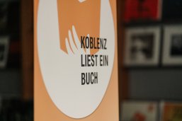 RollUp Koblenz liest ein Buch