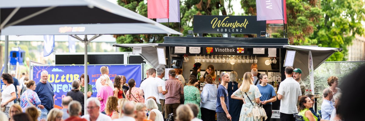 Ufer-Bar an den Schlossstufen Ufer-Bar an den Schlossstufen